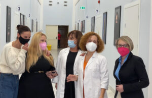 Pazienti oncologiche, medici e operatori sanitari sfilano in passerella