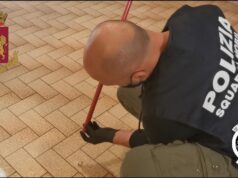 Nascondeva 15 dosi di cocaina nel bastone della scopa