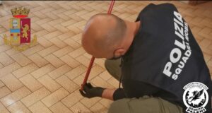 Nascondeva 15 dosi di cocaina nel bastone della scopa