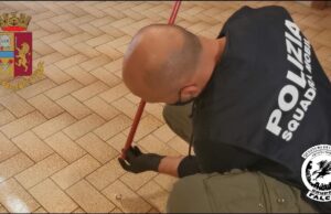 Nascondeva 15 dosi di cocaina nel bastone della scopa