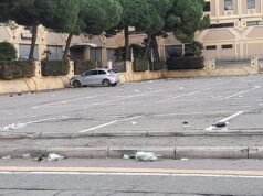 Via Newton, dopo la notte di Halloween nel piazzale restano solo i rifiuti