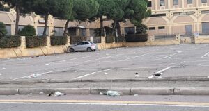 Via Newton, dopo la notte di Halloween nel piazzale restano solo i rifiuti