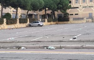 Via Newton, dopo la notte di Halloween nel piazzale restano solo i rifiuti