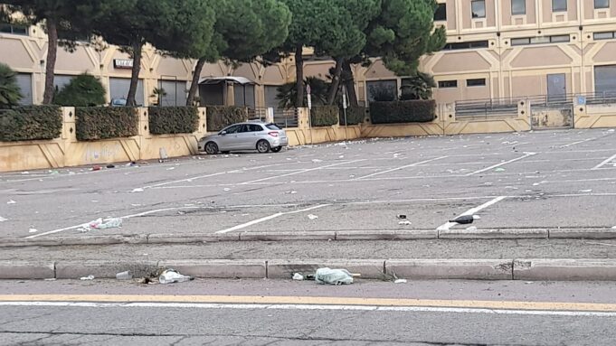 Via Newton, dopo la notte di Halloween nel piazzale restano solo i rifiuti
