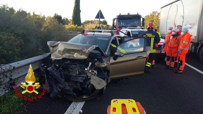 Scontro tra due auto sulla 131: tre persone coinvolte