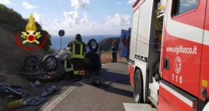 Solanas, auto si ribalta sulla litoranea: donna estratta dalle lamiere