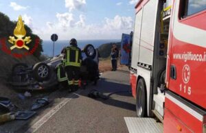 Solanas, auto si ribalta sulla litoranea: donna estratta dalle lamiere