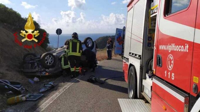 Solanas, auto si ribalta sulla litoranea: donna estratta dalle lamiere