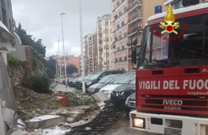Nubifragio a Cagliari | Crolla un muro con la ringhiera anche in via Palestrina