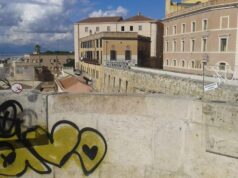 Distrutte le protezioni in plexiglass del Bastione