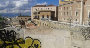 Distrutte le protezioni in plexiglass del Bastione
