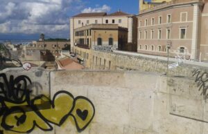 Il Bastione Saint Remy torna come nuovo: plexiglass ripuliti dai graffiti
