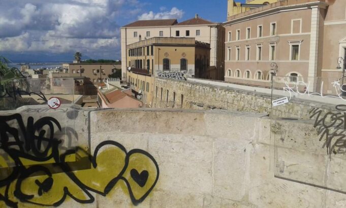 Strani fasci di luce sul cielo di Cagliari? Erano i fari del Bastione