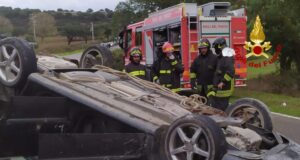 Grave incidente sulla 23, i Vigili del fuoco estraggono donna ferita dall’auto