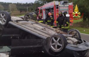 Grave incidente sulla 23, i Vigili del fuoco estraggono donna ferita dall’auto