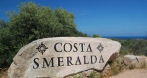 La scritta della Costa Smeralda al terzo posto tra le più fotografate d’Italia