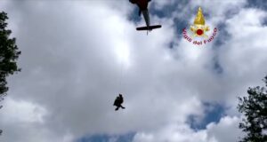 Tonara, soccorso un operaio bloccato dalla neve | Video