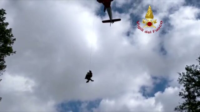 Tonara, soccorso un operaio bloccato dalla neve | Video