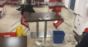 Piazza Michelangelo | Cadono pezzi dal soffitto della mensa universitaria