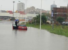 Finisce bloccato nel fiume d’acqua, tutti lo fotografano ma nessuno lo aiuta