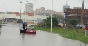 Finisce bloccato nel fiume d’acqua, tutti lo fotografano ma nessuno lo aiuta