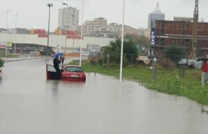 Finisce bloccato nel fiume d’acqua, tutti lo fotografano ma nessuno lo aiuta