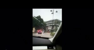 Nubifragio a Cagliari | Si tuffa in mutande in viale Cimitero | Video