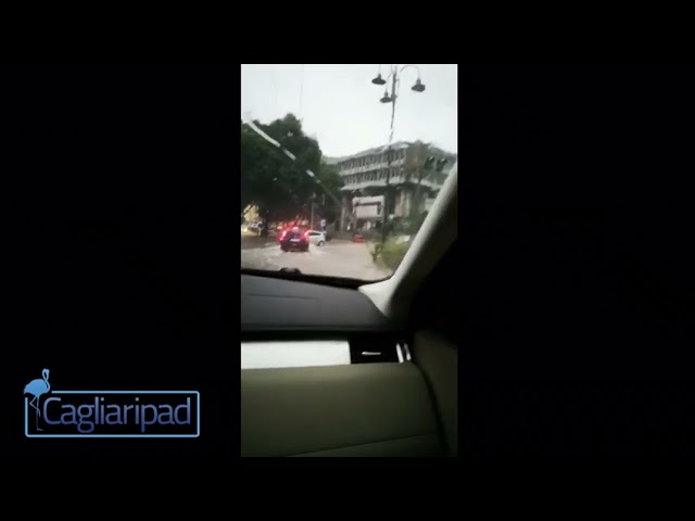 Nubifragio a Cagliari | Si tuffa in mutande in viale Cimitero | Video