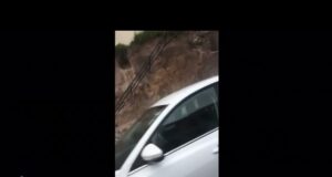 Via Is Maglias, crolla un muro di contenimento sopra due auto