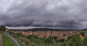 Sardara: il temporale regala una “shelf cloud”, la nube a mensola