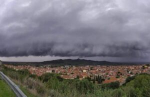 Sardara: il temporale regala una “shelf cloud”, la nube a mensola