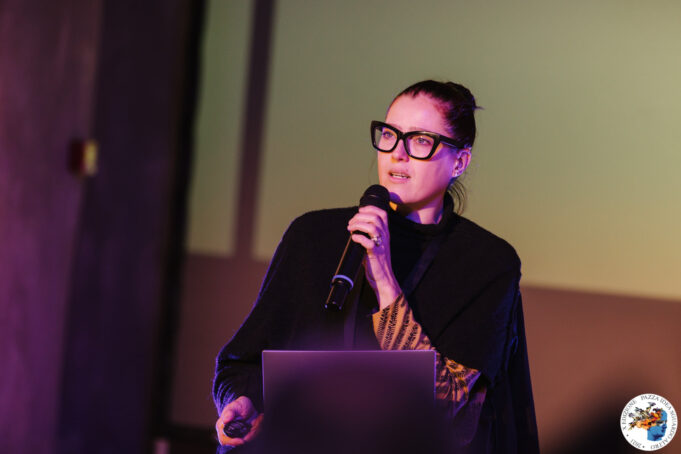 Vera Gheno: “La campagna vaccini ha polarizzato il dibattito, serve più informazione”