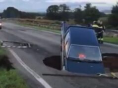 Maltempo, ad Arzachena un pick-up finisce dentro una voragine
