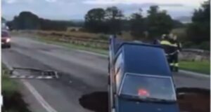 Maltempo, ad Arzachena un pick-up finisce dentro una voragine