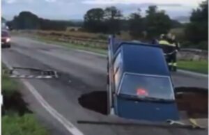 Maltempo, ad Arzachena un pick-up finisce dentro una voragine