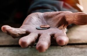 Divieto di accattonaggio a Cagliari: il centrosinistra attacca Truzzu