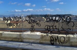 Cagliari imbrattata dai vandali: chi deve pulire i monumenti deturpati?