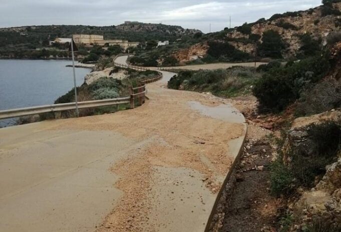 Calamosca, la nuova strada inaugurata è piena di detriti