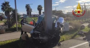 Poetto di Quartu, auto finisce contro un palo | Morto il conducente