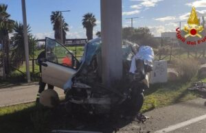 Poetto di Quartu, auto finisce contro un palo | Morto il conducente