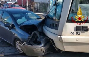 Incidente stradale in viale Marconi, coinvolta anche la metro