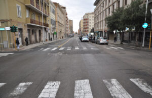 Via Sonnino, con la bici in una buca | Grave un ciclista di 60 anni