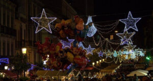 Luminarie di Natale: paragone impietoso con gli anni passati