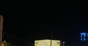 La Rinascente? No, una cascata di luci natalizie per il bar di Quartucciu