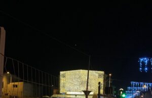 La Rinascente? No, una cascata di luci natalizie per il bar di Quartucciu