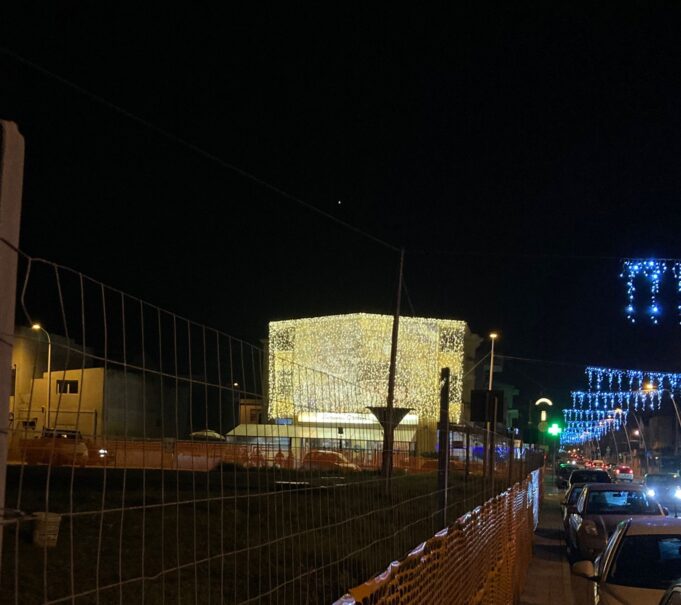 La Rinascente? No, una cascata di luci natalizie per il bar di Quartucciu