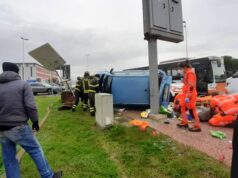 Pirri, auto va fuori strada e si ribalta in via Italia | Il conducente non è grave