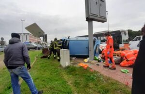 Pirri, auto va fuori strada e si ribalta in via Italia | Il conducente non è grave