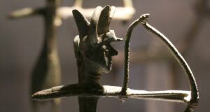 Guerrieri nuragici, il simbolo che avvicina la Sardegna al Nord Europa nell’età del bronzo