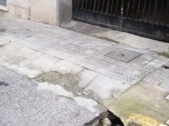 Via Giudice Mariano, pericolosa voragine aperta da oltre un mese